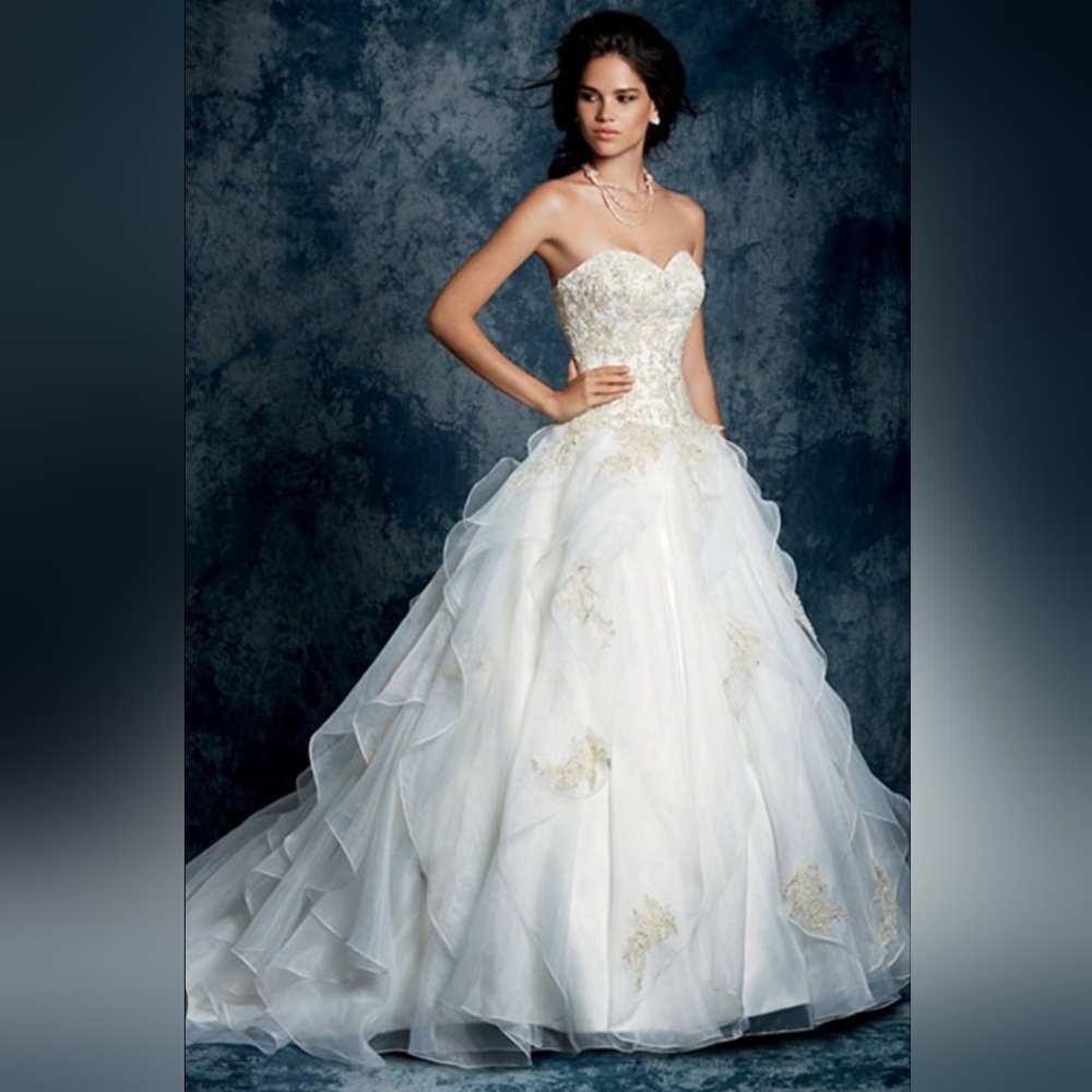 Alfred Angelo Sapphire 899 Wedding Dress
